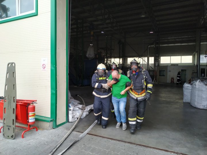 INCENDIU la o fabrică din Edineț. Două echipaje de slavatori, la faţa locului (FOTO)