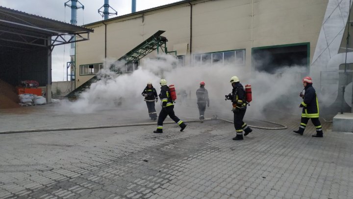 INCENDIU la o fabrică din Edineț. Două echipaje de slavatori, la faţa locului (FOTO)