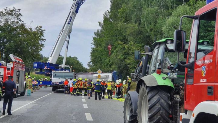 ACCIDENT de GROAZĂ. Un TIR de 40 de tone a căzut peste o Toyota, şoferul maşinii fiind strivit (IMAGINI CU IMPACT EMOŢIONAL)