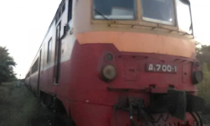 Un tren cu pasageri de pe ruta Bălți-Ungheni a luat foc (FOTO)