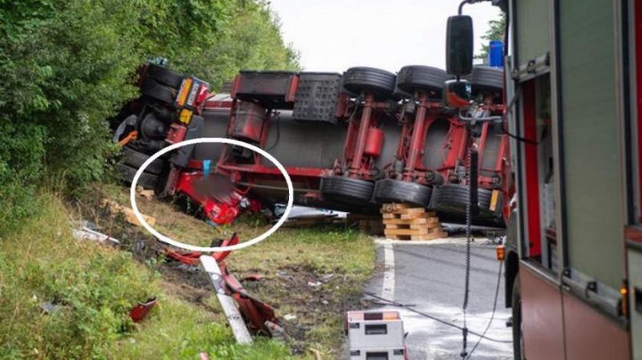 ACCIDENT de GROAZĂ. Un TIR de 40 de tone a căzut peste o Toyota, şoferul maşinii fiind strivit (IMAGINI CU IMPACT EMOŢIONAL)