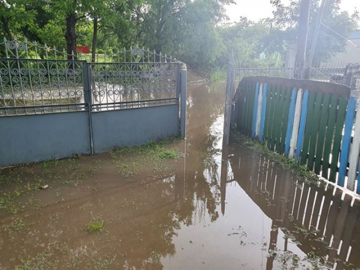 PRĂPĂD la Glodeni. O ploaie cu grindină a distrus totul în satul Camenca (IMAGINI SUMBRE)