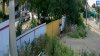 Momente amuzante: Cum se chinuie doi copii să scoată o roabă din curtea unei case (VIDEO)