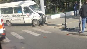 ACCIDENT GRAV în centrul Capitalei. Un microbuz a ajuns direct într-un pilon (VIDEO)