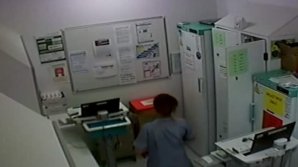 O asistentă la pediatrie, surprinsă într-o ipostază incredibilă. Ce făcea femeia (VIDEO)