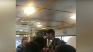 BĂTAIE PENTRU UN LOC. Luptă ca în ring într-un microbuz din Kiev