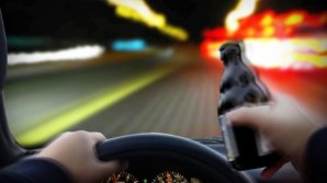 Fuga nu e sănătoasă. Un şofer beat a lovit maşina de un pilon, fugind de poliţie