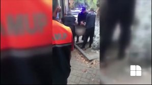 Bătaie în troleibuzul nr24: O persoană zace la podea, iar poliţia calmează bătăuşul (VIDEO)