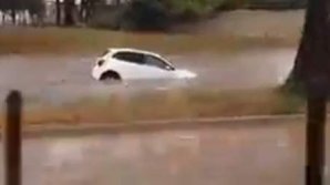 Precipitaţii record în sudul Franţei. Maşină, filmată cum e dusă de ape