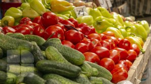 Fructele şi legumele s-au scumpit considerabil şi au ajuns să coste ca la începutul verii