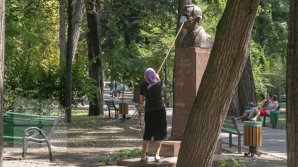 Sănătatea locuitorilor Capitalei costă 1200 de lei. Vinovatul de putoarea din Chişinău s-a ales cu o amendă 