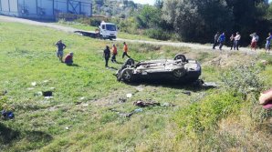 Accident GRAV la Strășeni. Un tânăr de 18 ani a murit, după ce mașina în care se afla s-a răsturnat (FOTO)