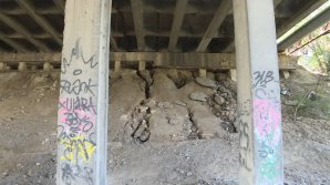 Dezastru în Capitală: Pe podul de pe strada Mihai Viteazul fisurile sunt cât palma