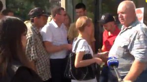 PROTEST la Curtea de Apel Chişinău. Victimele EXPLOZIEI de la cafeneaua La Soacra, REVOLTATE: Îşi bat joc