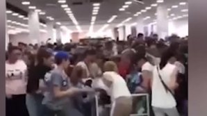 Bătaie ca în filme într-un magazin de haine. Femeile se aruncă una peste alta şi se trag de păr (VIDEO)