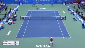 SURPRIZE MARI LA WUHAN. Sabalenka a dispus de Barty, scor 7-5, 6-4