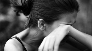 O tânără, violată de patru bărbaţi dintr-o suburbie a Capitalei. Victima a povestit cum a ajuns în ghearele răufăcătorilor (VIDEO)