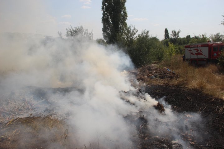 Incendiu de vegetație în sectorul Râșcani al Capitalei. Pompierii, la fața locului (FOTO)