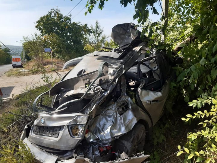 Accident la Trușeni. O mașină, transformată într-un morman de fiare. Două persoane, la spital