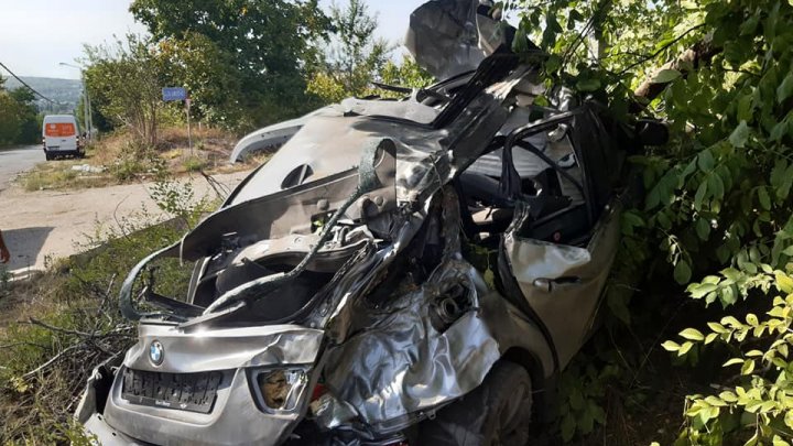 Accident la Trușeni. O mașină, transformată într-un morman de fiare. Două persoane, la spital