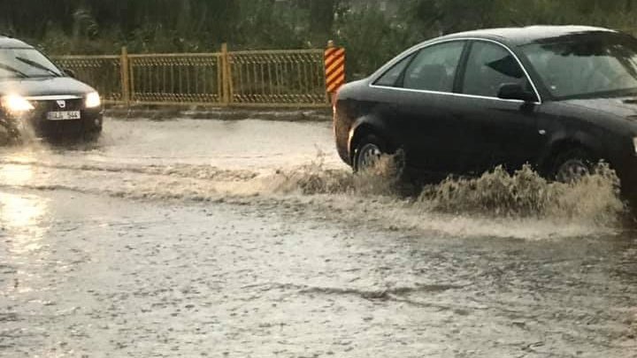 Prăpăd în nordul Moldovei. La Glodeni a plouat cu grindină (FOTO/VIDEO)