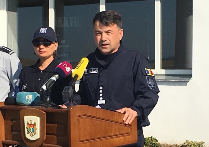 Cu PISTOL-MITRALIERĂ în faţa jurnaliştilor. Şeful poliţiei de frontieră Rosian Vasiloi a venit cu poliţişti înarmaţi la o conferinţă de presă 