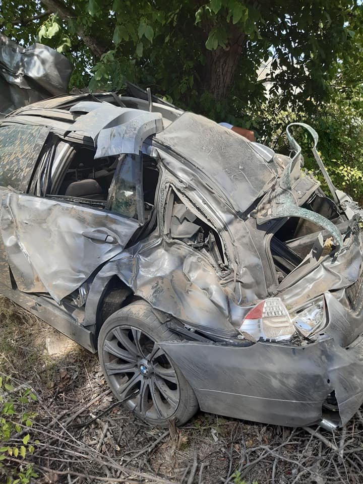 Accident la Trușeni. O mașină, transformată într-un morman de fiare. Două persoane, la spital