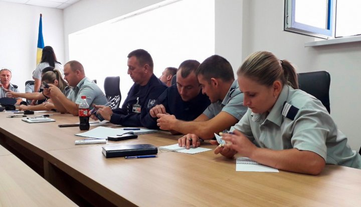 Training pentru polițiștii de frontieră. Oamenii legii, instruiţi în analiza documentelor de călătorie falsificate