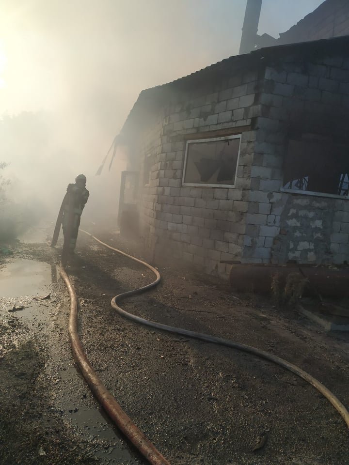 Incendiu la o fostă fermă din Cojușna. Trei autospeciale, la fața locului (FOTO/VIDEO)