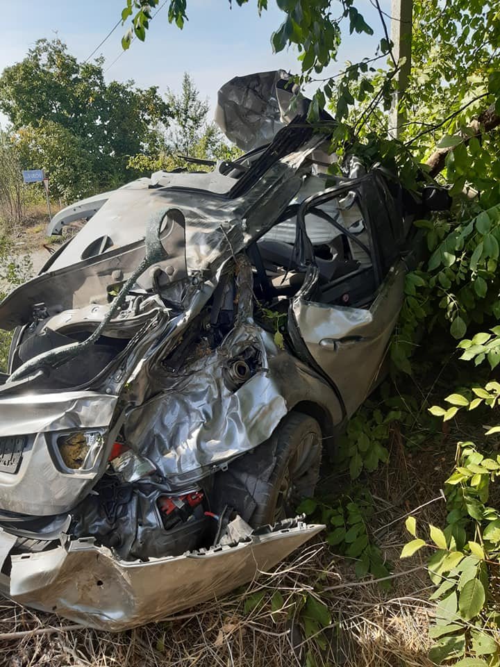 Accident la Trușeni. O mașină, transformată într-un morman de fiare. Două persoane, la spital