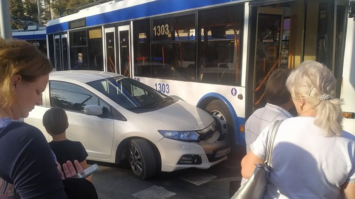 Accident în centrul Capitalei: Un automobil s-a ciocnit cu un troleibuz (FOTO)