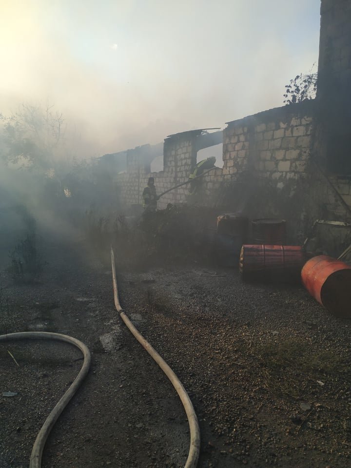 Incendiu la o fostă fermă din Cojușna. Trei autospeciale, la fața locului (FOTO/VIDEO)