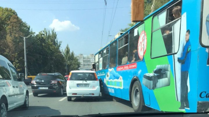 Accident violent în Capitală. Un troleibuz plin cu pasageri s-a lovit cu o maşină (FOTO)