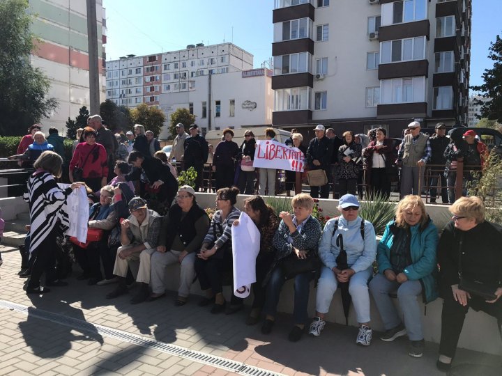 Protest la judecătoria Chișinău. Oamenii cer eliberarea deputatei Marina Tauber (FOTO/VIDEO)