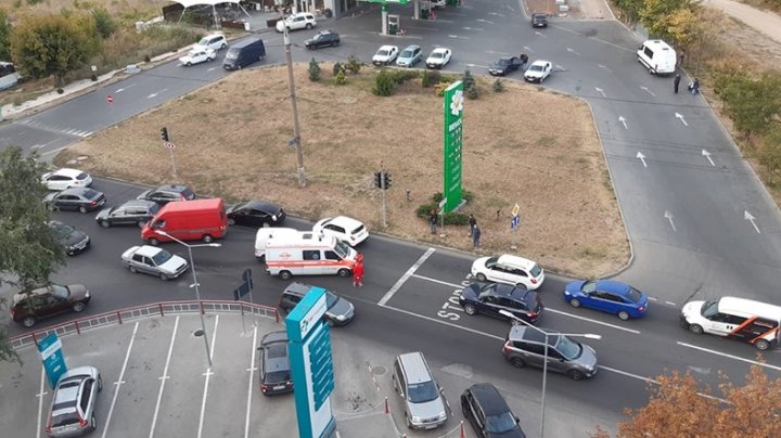 ACCIDENT MATINAL în sectorul Botanica al Capitalei. La faţa locului a intervenit o ambulanţă (FOTO)