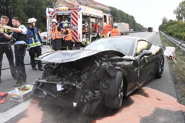 ACCIDENT cu pagube de SUTE DE MII DE EURO, după ce un Ferrari a răsturnat un camion (FOTO) 