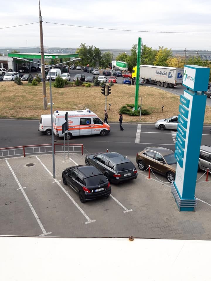 ACCIDENT MATINAL în sectorul Botanica al Capitalei. La faţa locului a intervenit o ambulanţă (FOTO)