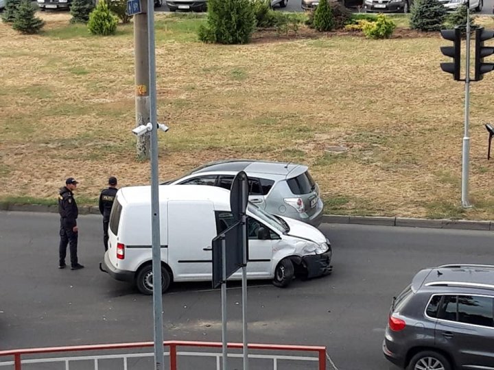 ACCIDENT MATINAL în sectorul Botanica al Capitalei. La faţa locului a intervenit o ambulanţă (FOTO)