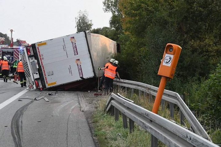 ACCIDENT cu pagube de SUTE DE MII DE EURO, după ce un Ferrari a răsturnat un camion (FOTO) 