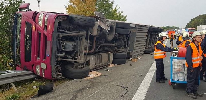 ACCIDENT cu pagube de SUTE DE MII DE EURO, după ce un Ferrari a răsturnat un camion (FOTO)