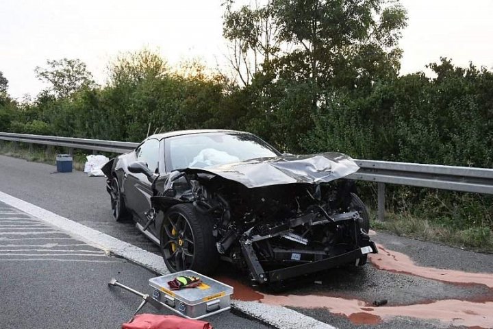 ACCIDENT cu pagube de SUTE DE MII DE EURO, după ce un Ferrari a răsturnat un camion (FOTO) 