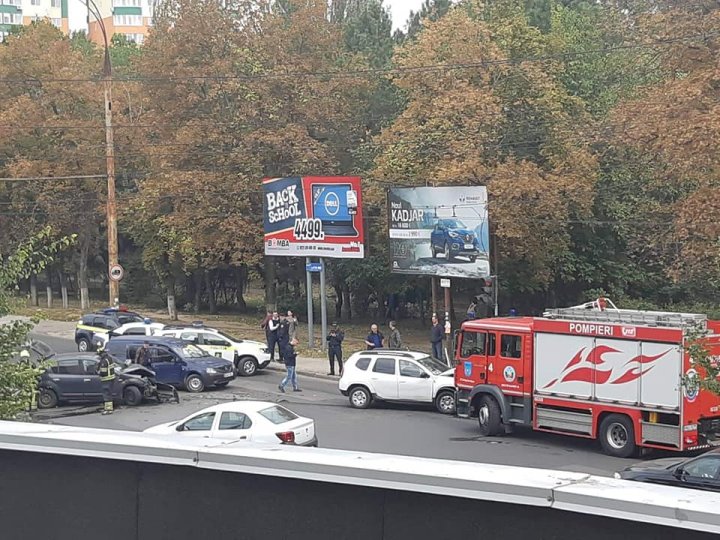 ACCIDENT GRAV în sectorul Botanica al Capitalei. Poliţia, ambulanţa şi pompierii, la faţa locului (FOTO)