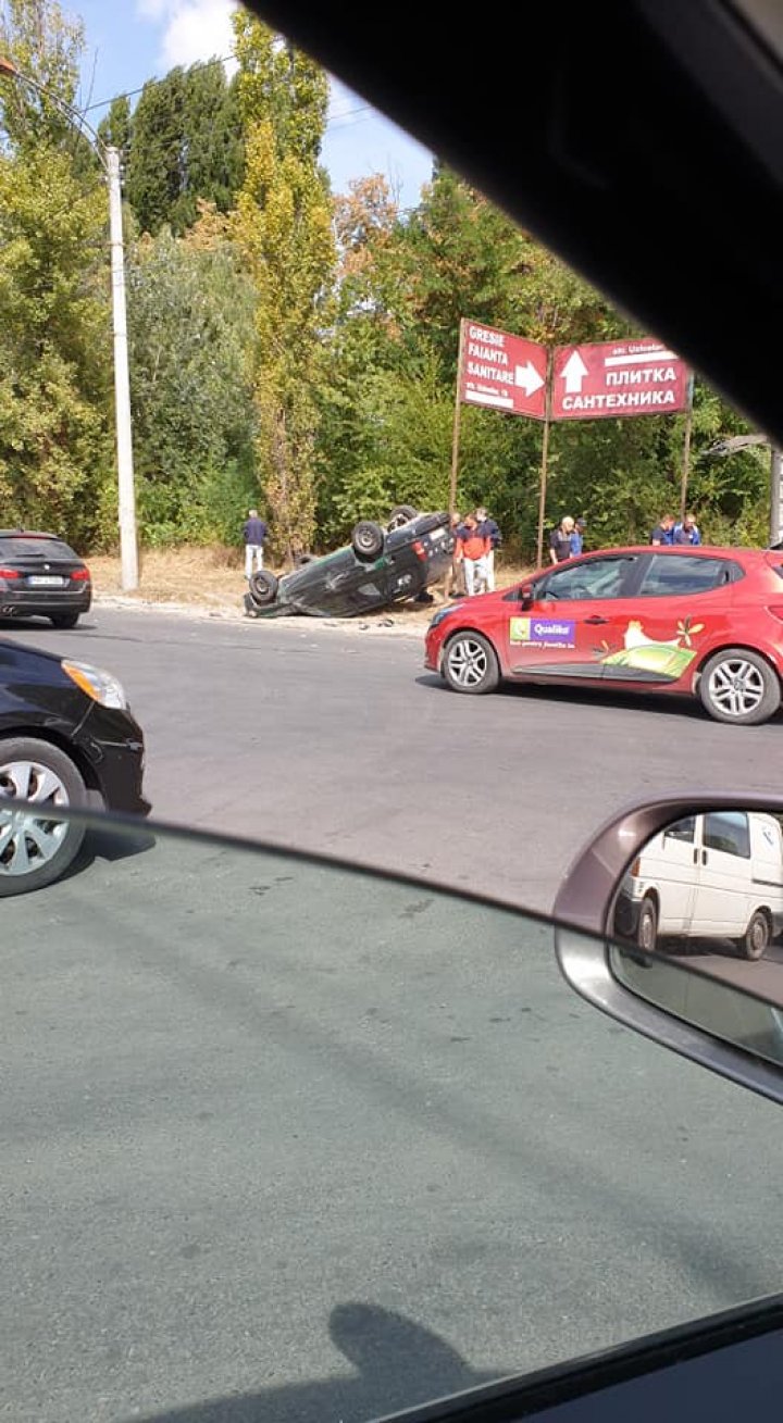 ACCIDENT pe strada Uzinelor din Capitală. O maşină S-A RĂSTURNAT, iar un copil a fost rănit (FOTO)