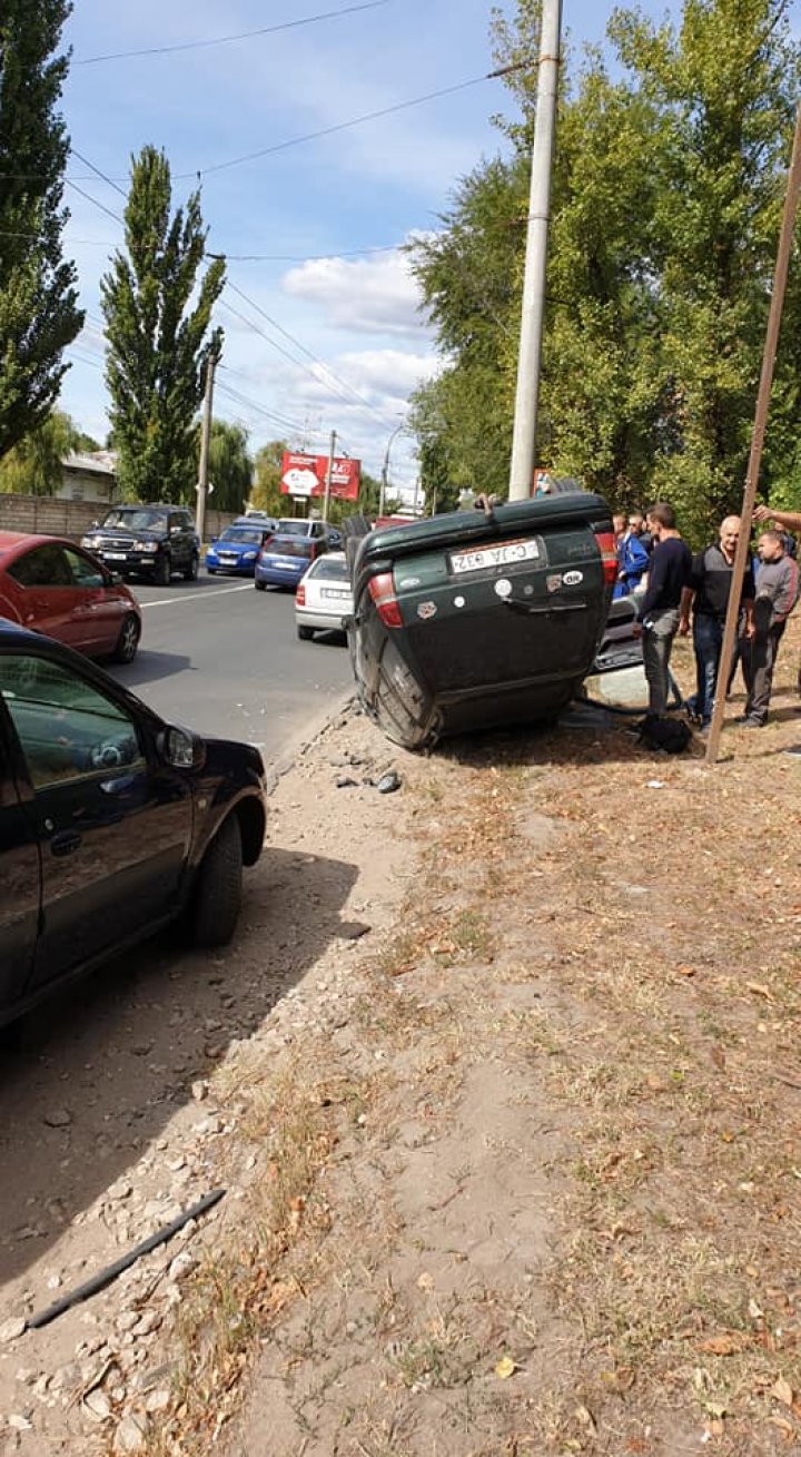 ACCIDENT pe strada Uzinelor din Capitală. O maşină S-A RĂSTURNAT, iar un copil a fost rănit (FOTO)