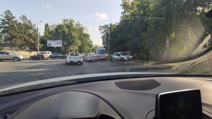 ACCIDENT GRAV în sectorul Botanica. Două maşini s-au lovit violent. Ambulanţa, la faţa locului (FOTO)