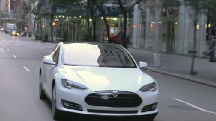 Un bărbat din SUA a scăpat de poliție, după ce mașina Tesla a acestora a rămas fără baterie