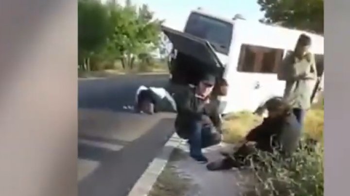 Accident pe traseul Cahul-Soroca. Un microbuz plin cu pasageri a intrat într-un copac (VIDEO)