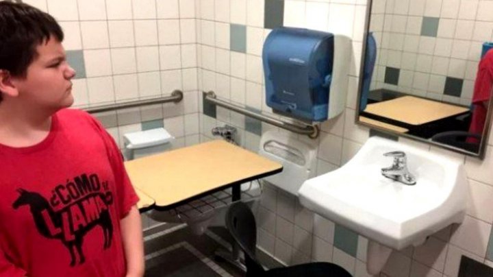 REVOLTĂTOR! Unui copil cu autism, care a vrut să învețe la școală, i s-a fixat biroul în toaletă