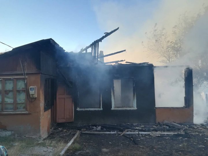 INCENDIU la Sadova. O casă a fost cuprinsă de flăcări uriaşe (FOTO)