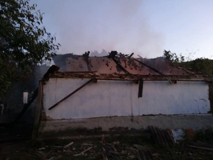 INCENDIU la Sadova. O casă a fost cuprinsă de flăcări uriaşe (FOTO)